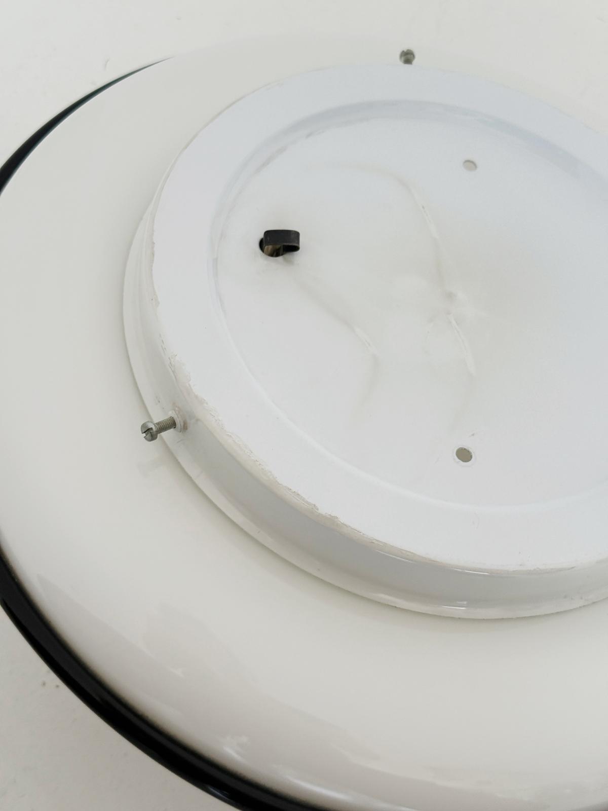 Applique rotonda in vetro opalino