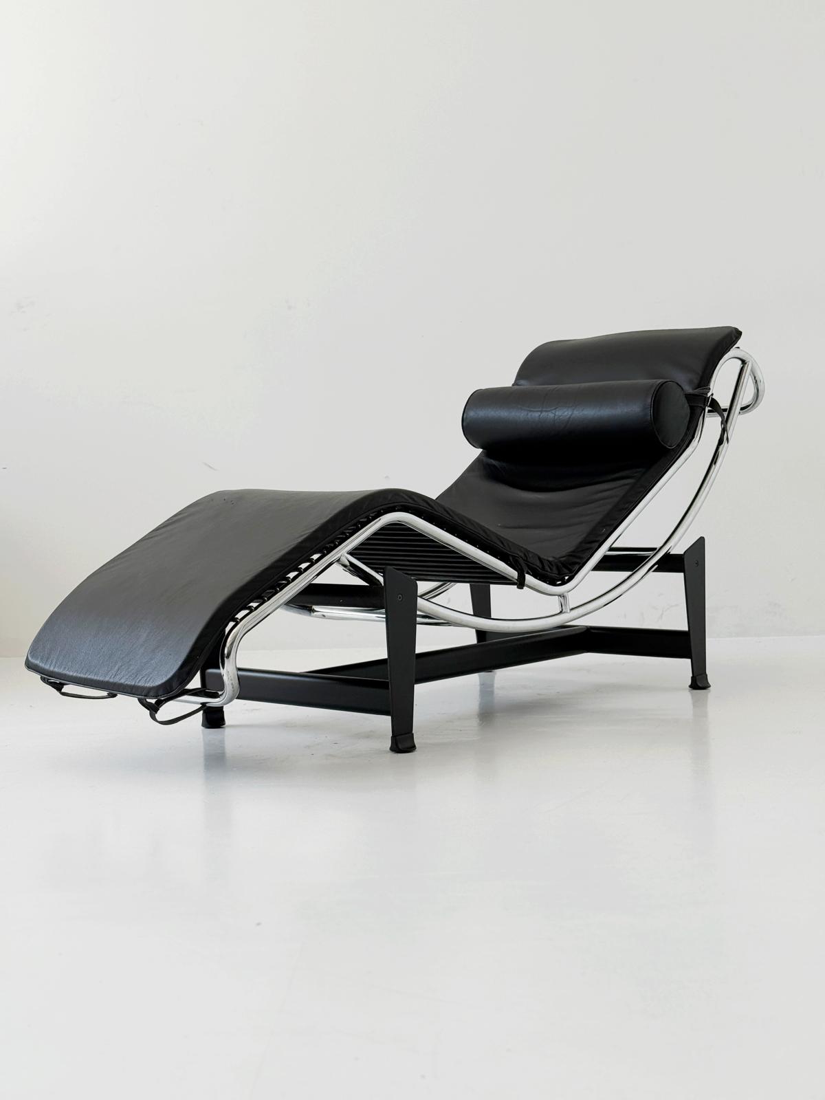 Chaise longue in pelle nera e metallo cromato – stile modernista