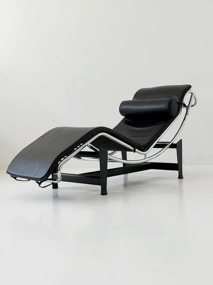 Chaise longue in pelle nera e metallo cromato – stile modernista