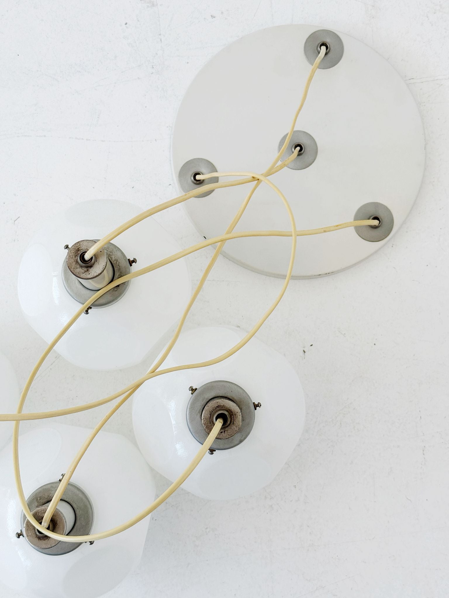 Lampadario a quattro luci in vetro opalino bianco, anni '70