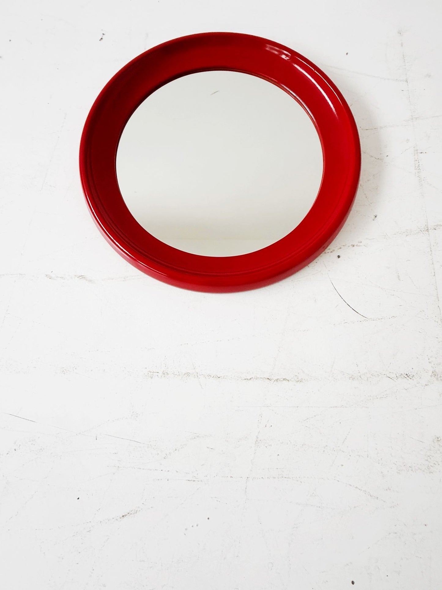 Specchio tondo rosso con cornice in legno laccato