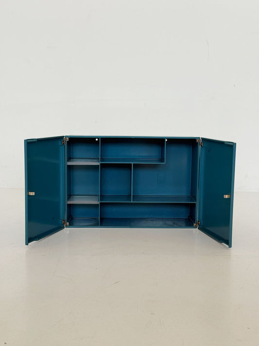 Contenitore pensile modulare in materiale plastico stampato, prodotto da Carrara &amp; Matta (C²M), modello Gardena, made in Italy.