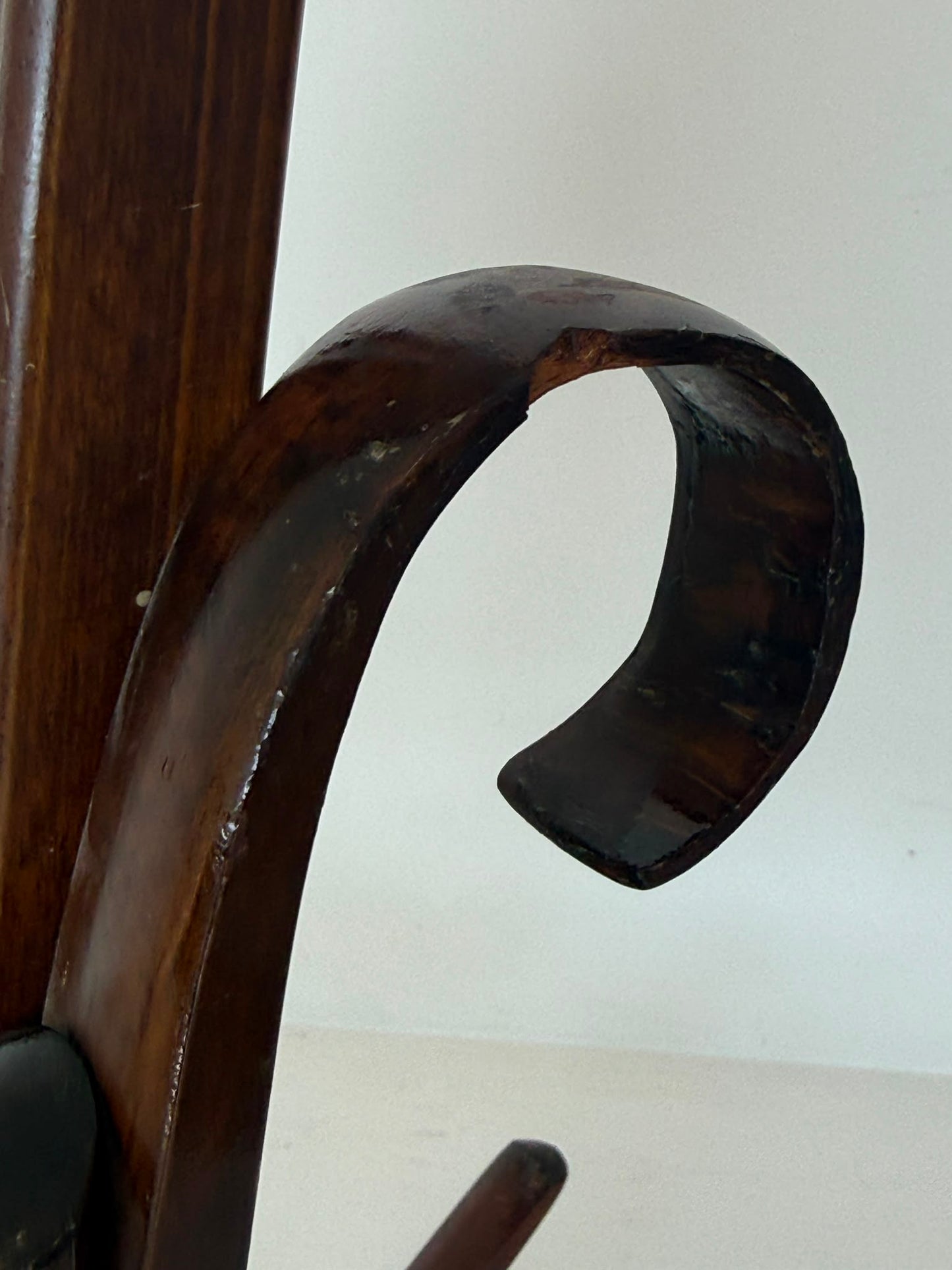 Sedia a dondolo Thonet in faggio curvato e paglia di Vienna, Austria, primi del XX secolo.
