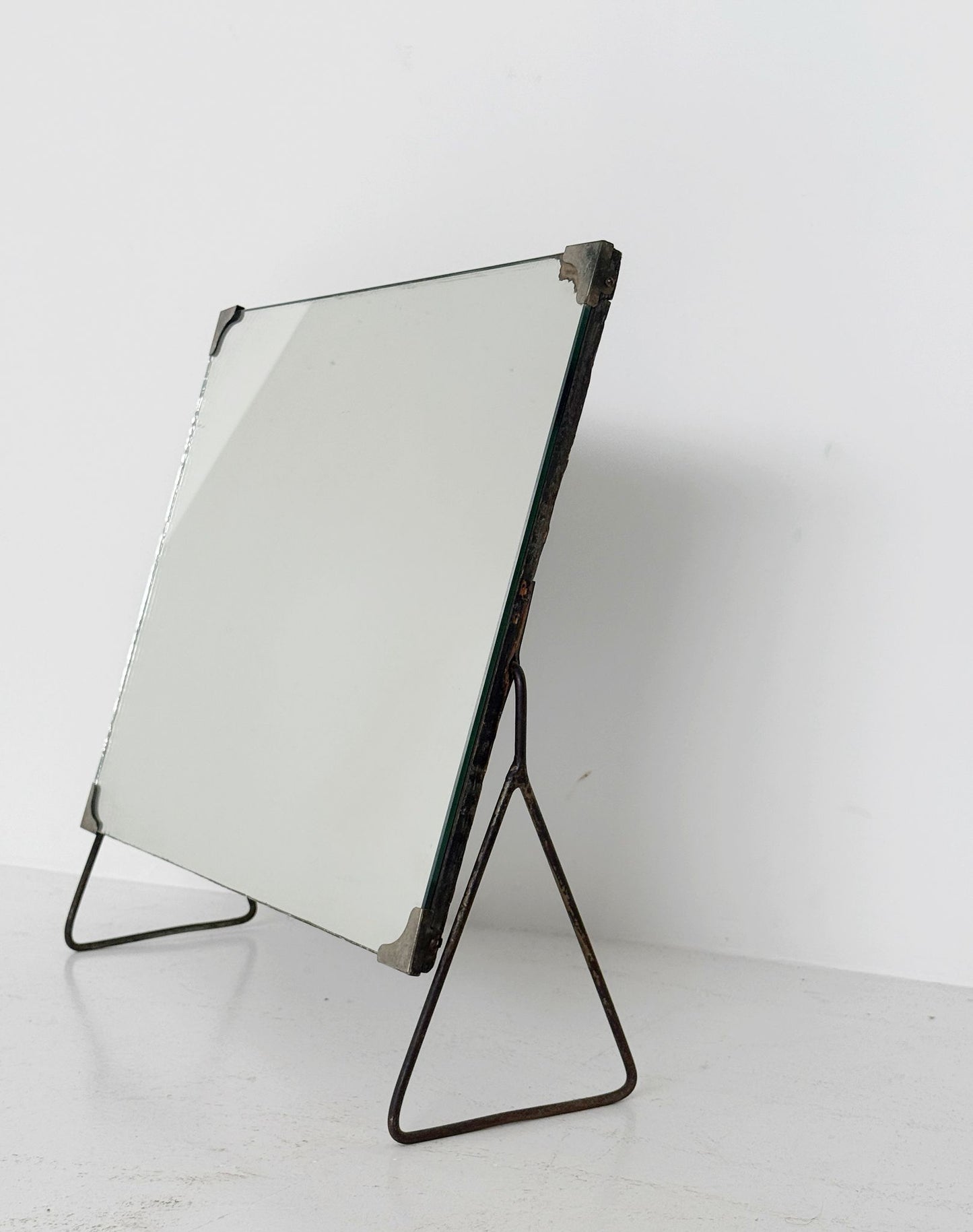 Coppia di specchi da appoggio inclinabili con cavalletto metallico