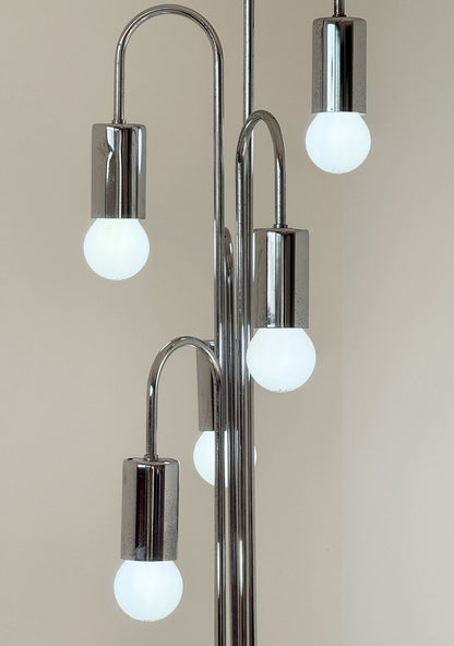 Lampada da terra vintage in metallo cromato, dal design scultoreo e luminoso.