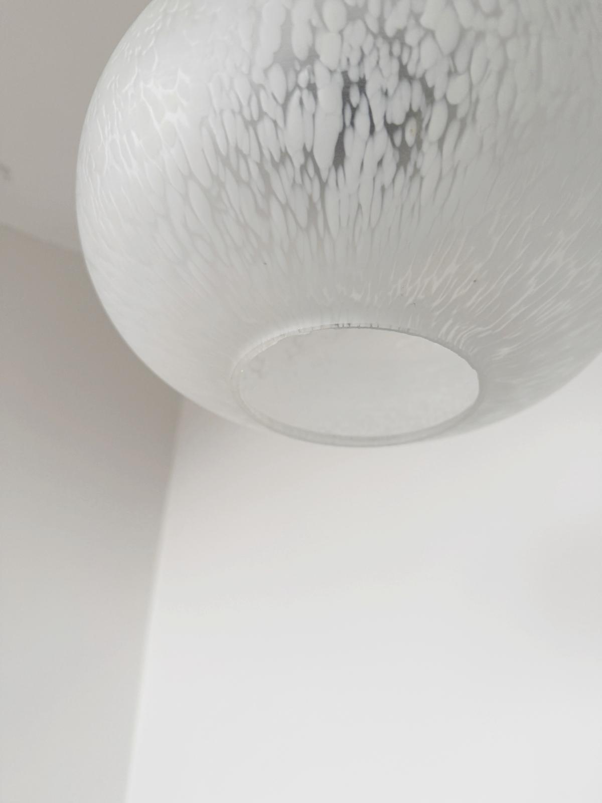 Lampadario vintage in vetro satinato – Anni ’60/’70