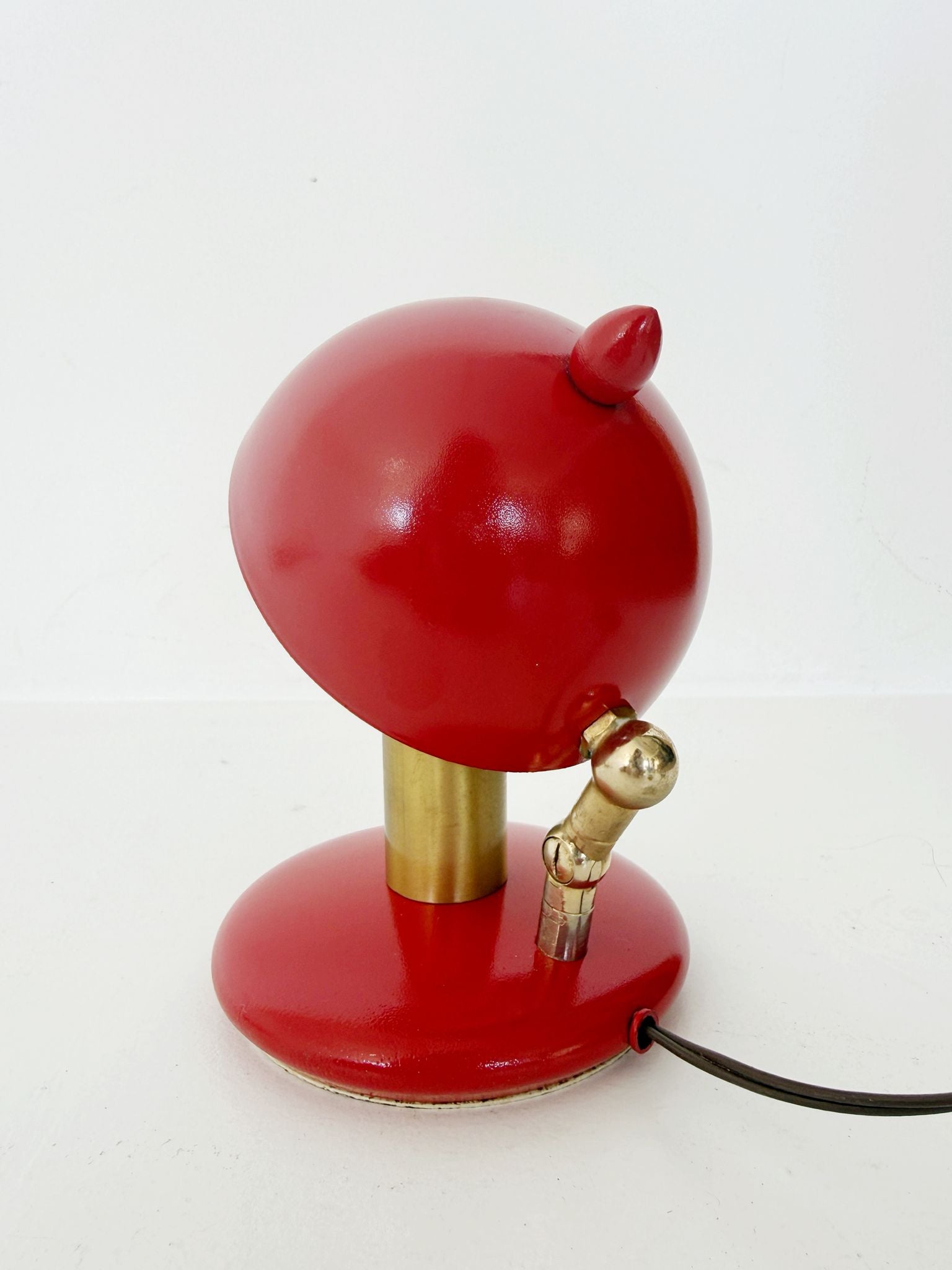 Lampada da tavolo orientabile in metallo laccato rosso e ottone, anni '70