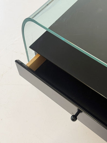 Coppia di tavolini in vetro curvato con cassettiera nera