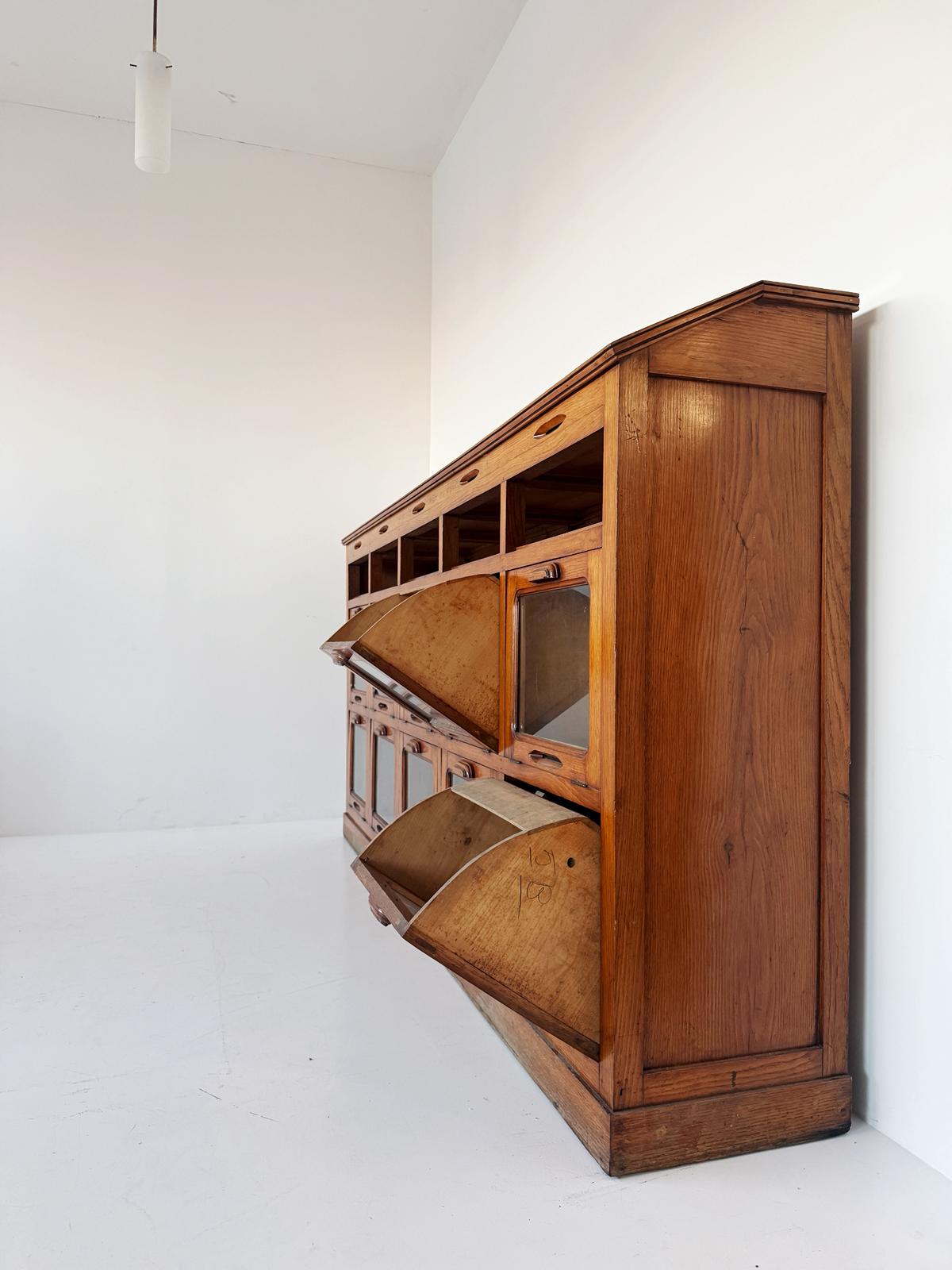 Grande mobile da drogheria in rovere, Italia, primi ’900