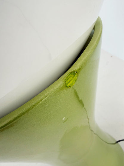 Lampada da tavolo in ceramica verde anni '70 con globo in vetro opalino – altezza 68 cm
