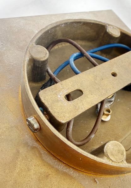 Coppia di lampade da parete geometriche in ottone e vetro opale