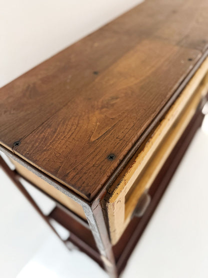 Mobiletto industriale vintage con cassetti in legno e ripiani in metallo – Stile industriale anni '50