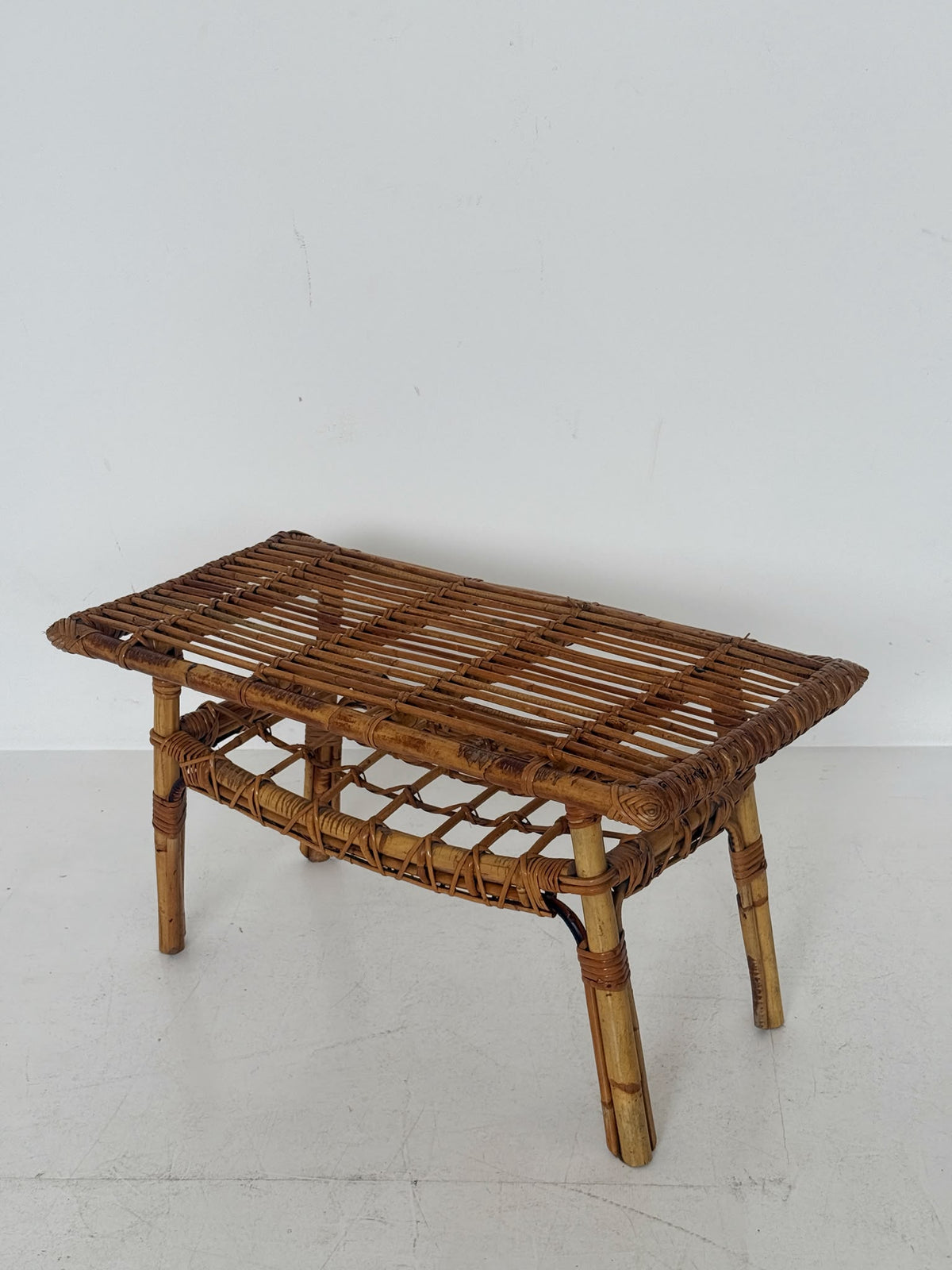 Tavolino in bambù e rattan intrecciato, anni ’60/’70