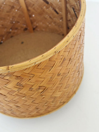 Portafiori in vimini intrecciato con ruote