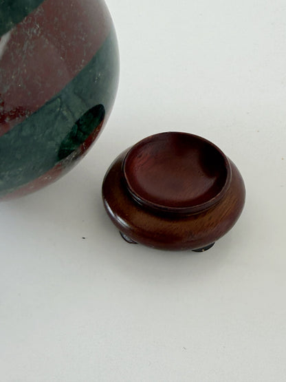 Sfera decorativa in pietre dure policrome su base in legno tornito
