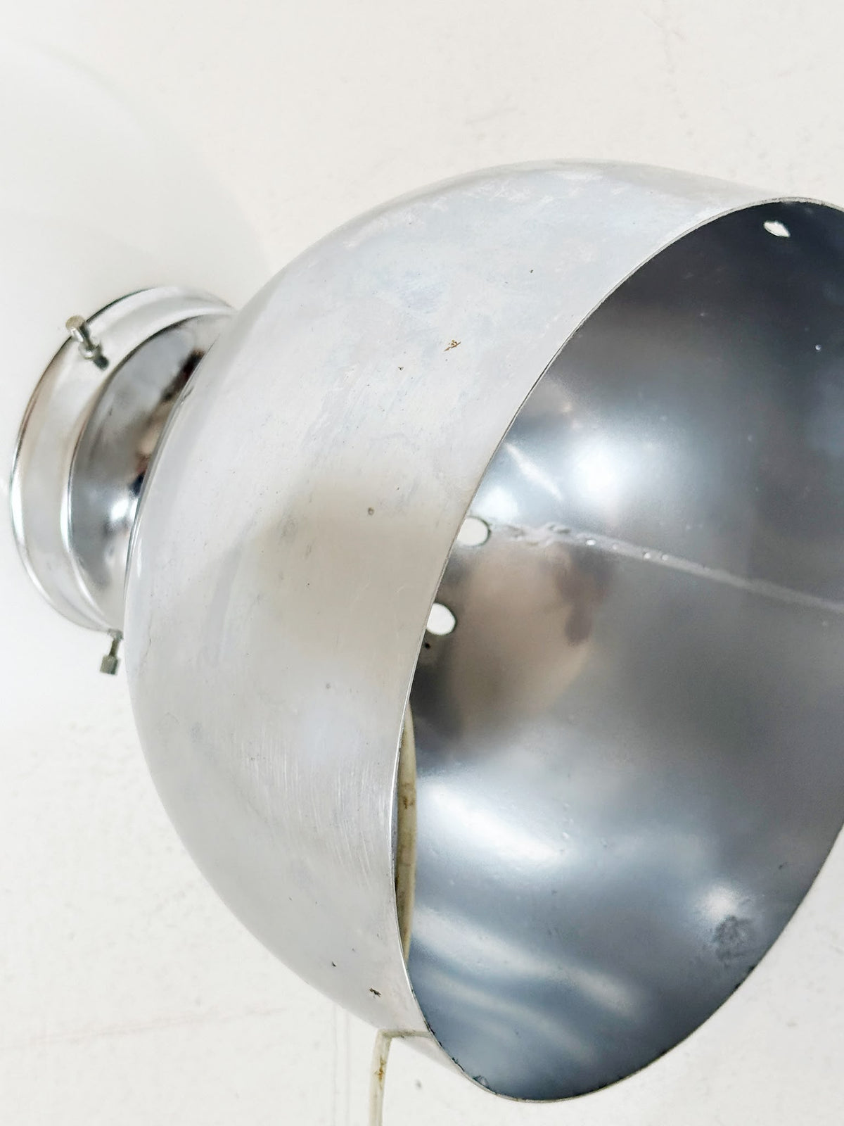 Lampada da tavolo Space Age in metallo cromato e vetro opalino, anni ’60–’70
