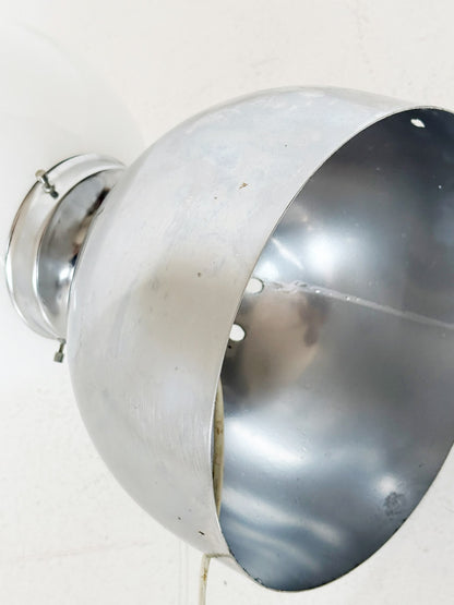 Lampada da tavolo Space Age in metallo cromato e vetro opalino, anni ’60–’70