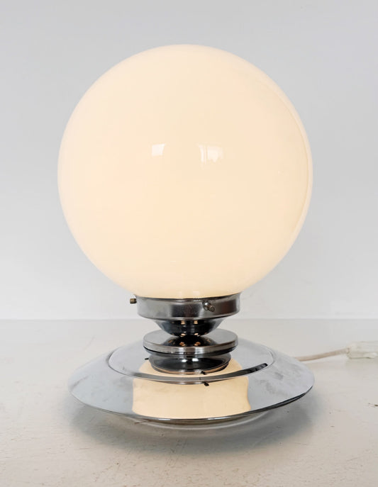 Lampada da tavolo sferica in vetro opalino e metallo cromato – Anni ’70