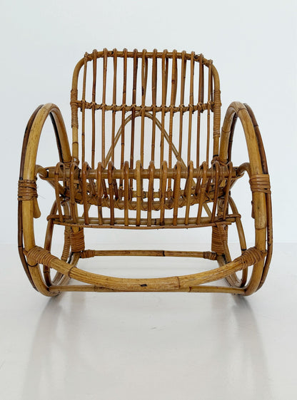 Sedia a dondolo vintage in rattan per bambini