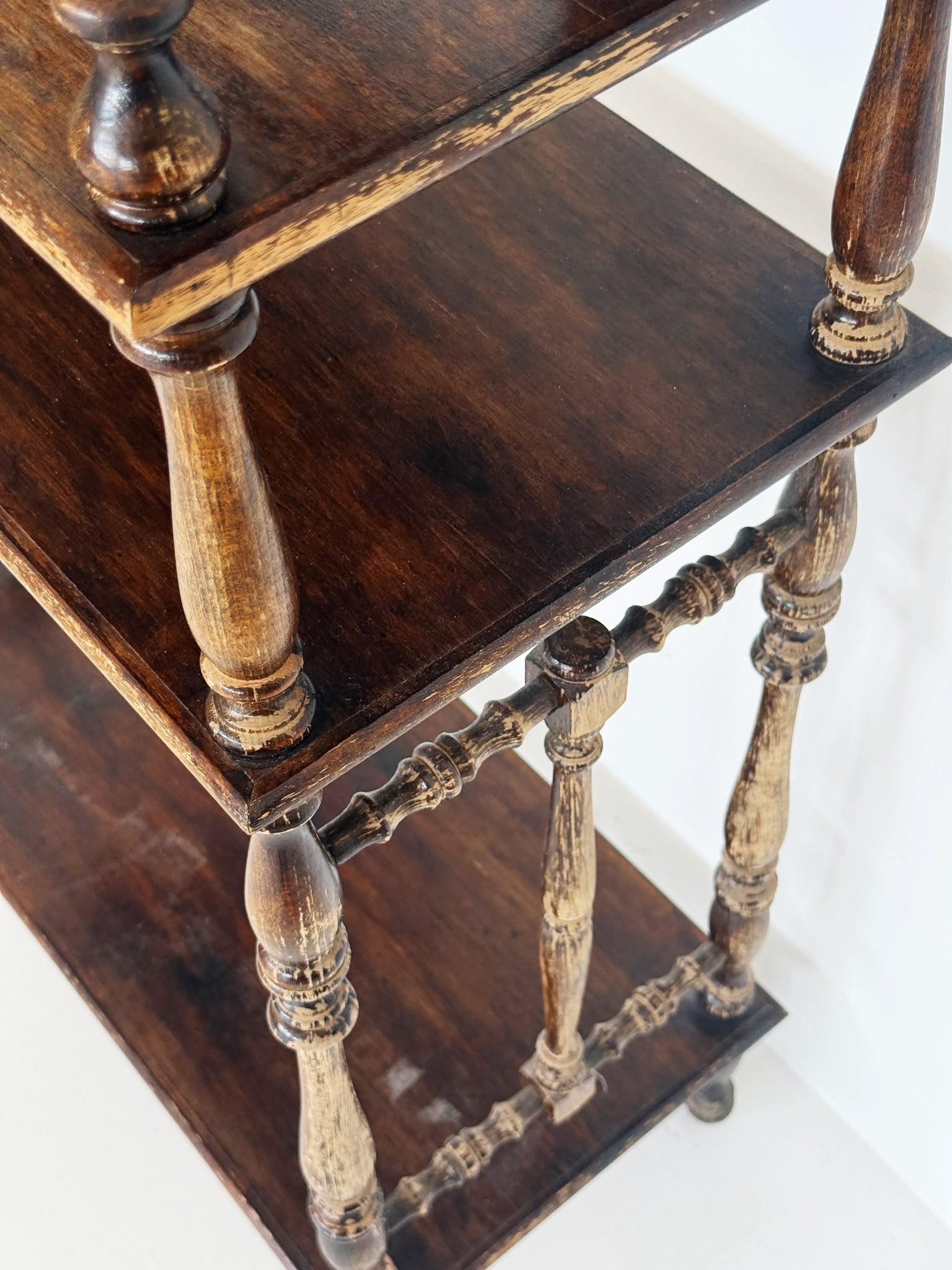Solid wood English Victorian étagère, late 19th century