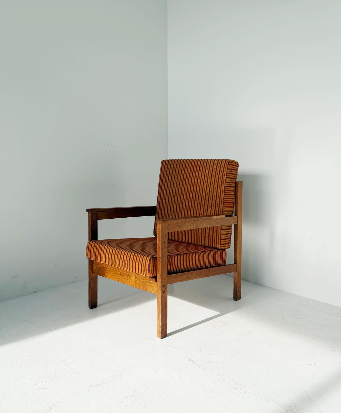 Poltrona in legno massello con rivestimento a righe