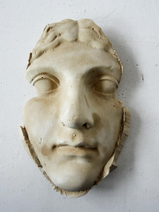 Frammento di gesso raffigurante un volto femminile