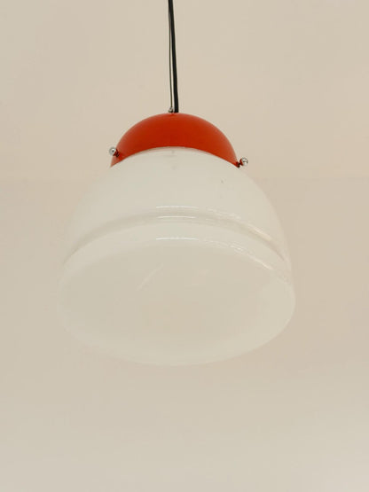 Lampada a sospensione di gusto mid-century, probabilmente anni ’60–’70, caratterizzata da un disegno essenziale ma molto riconoscibile.