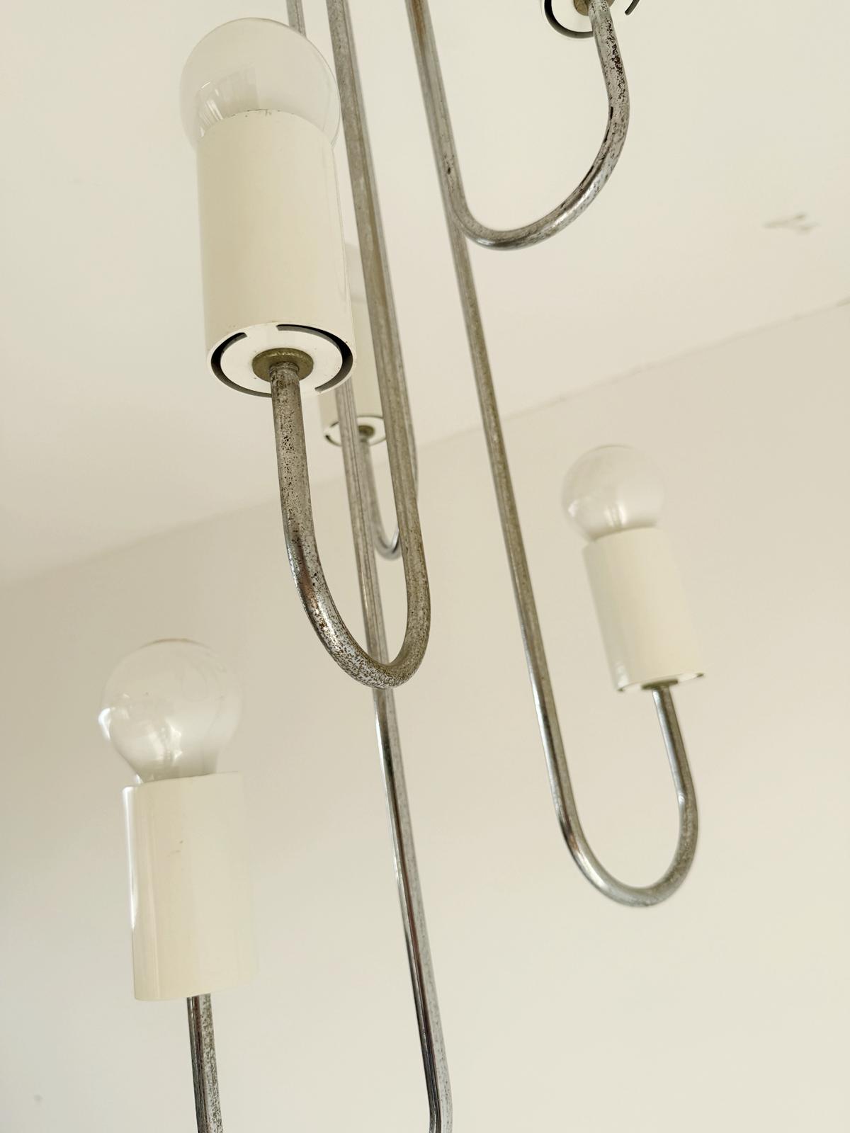 Lampadario a sospensione anni ’70 in metallo cromato con aste sagomate a U 