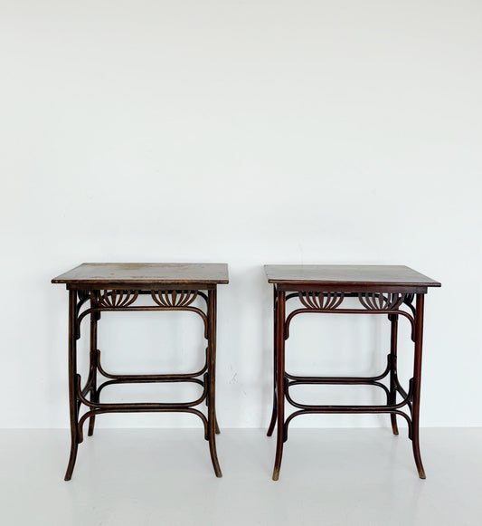 Coppia di tavolini Thonet in legno curvato, Austria, primi del Novecento
