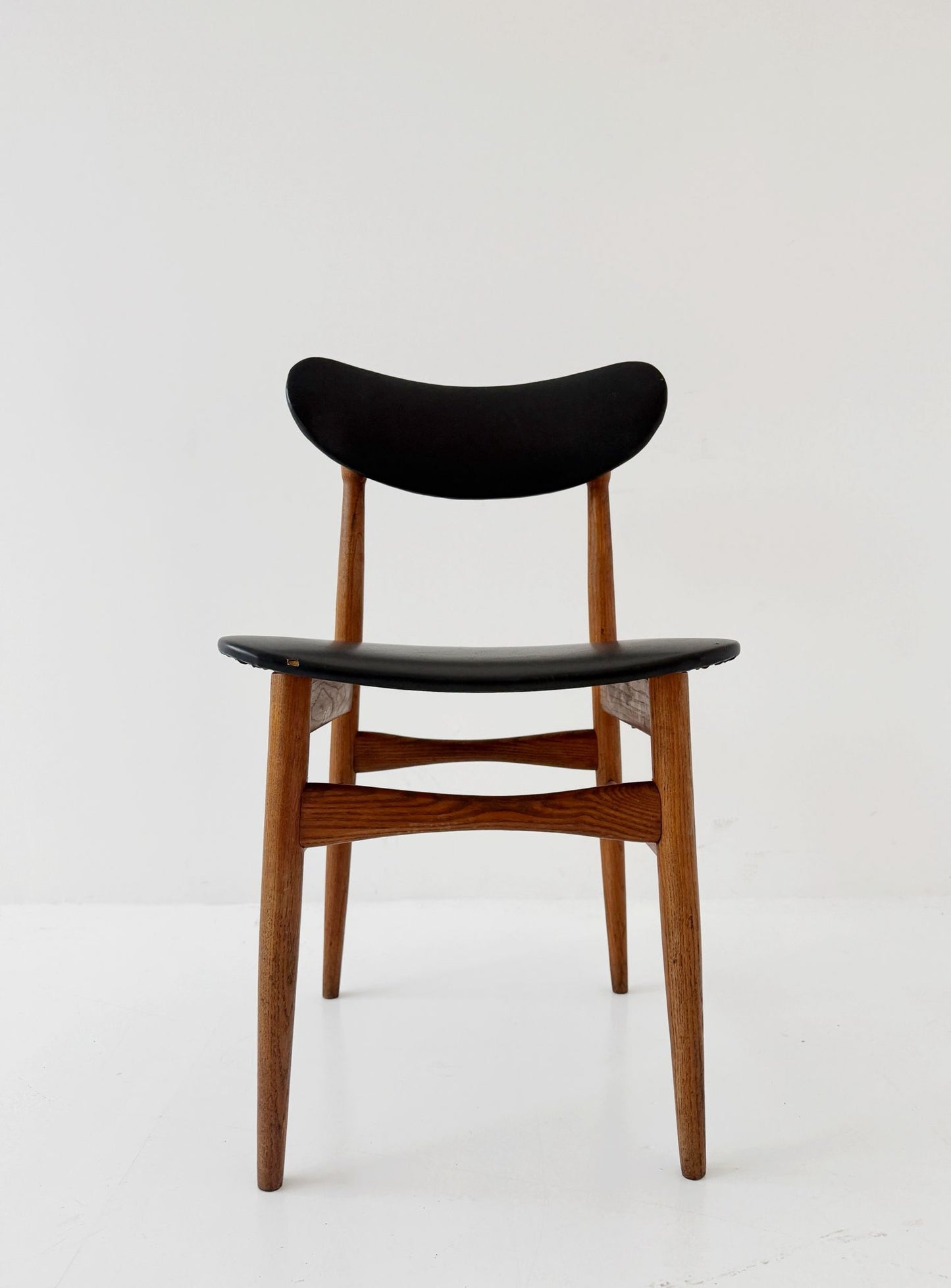 Sedia in legno e skai nero, Italia, anni ’50