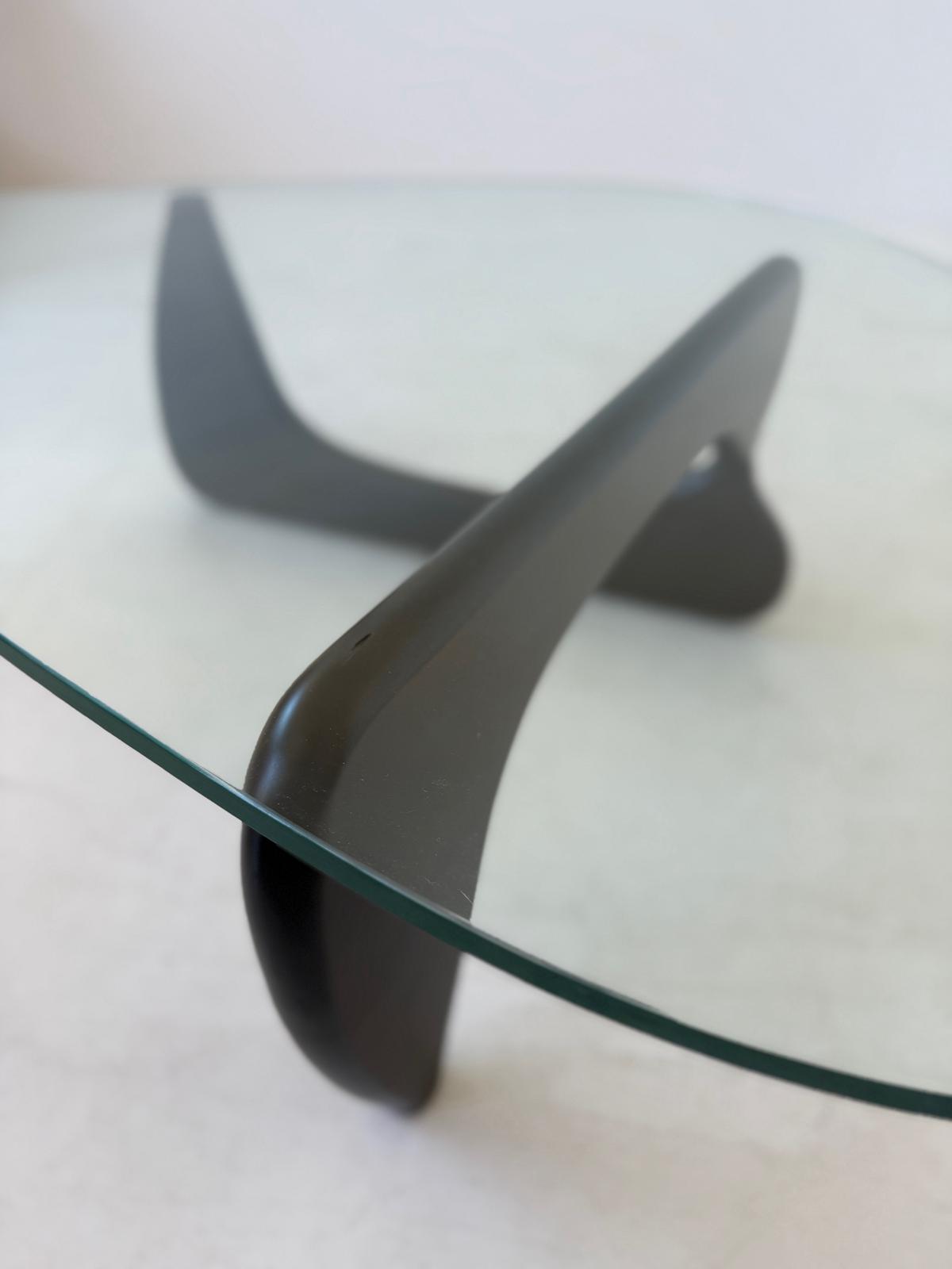 Tavolo da salotto con piano in vetro e base scultorea