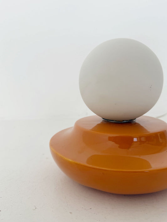 Lampada da tavolo in ceramica smaltata arancione e vetro opalino