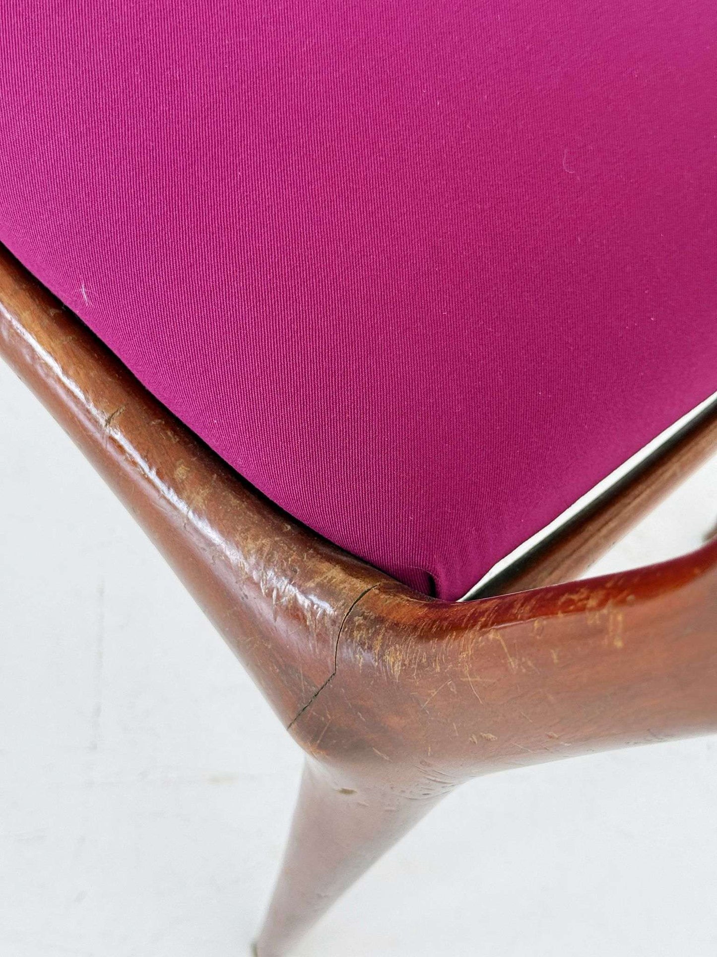 Pair of 1950s Italian wooden chairs with fuchsia upholstery