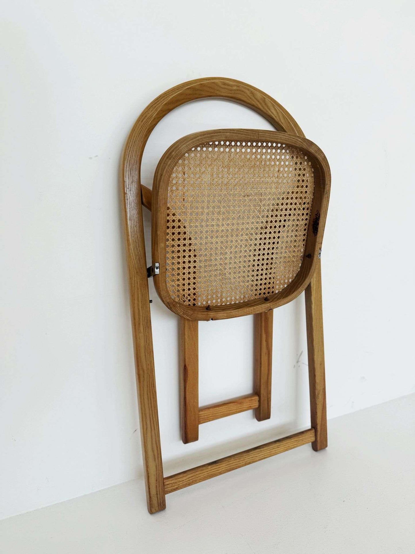 1960s folding wooden chair with Vienna straw seat – Made in Italy