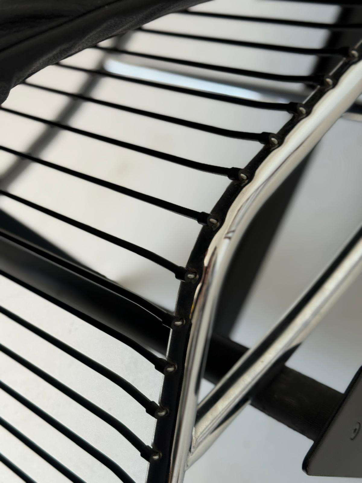Chaise longue in black leather and chrome metal – modernist style