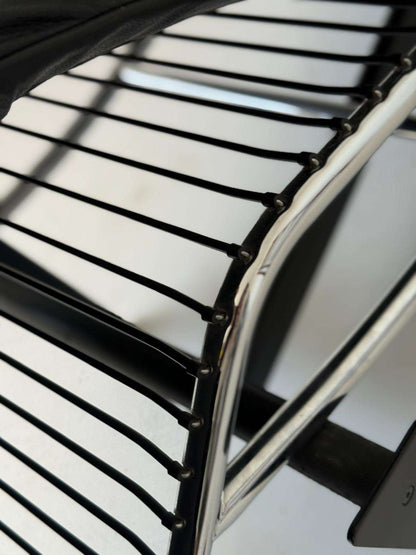 Chaise longue in black leather and chrome metal – modernist style