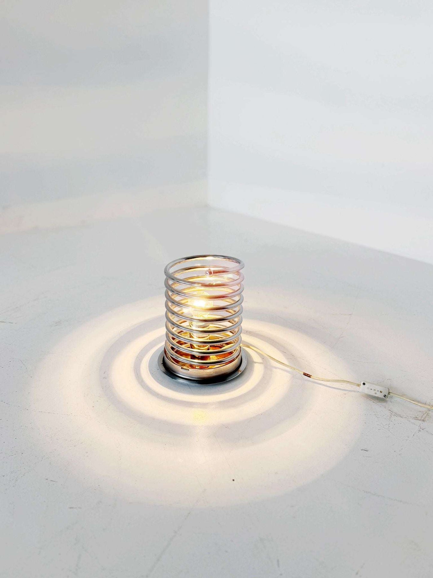 Table lamp (or floor lamp) with a strong space-age feel