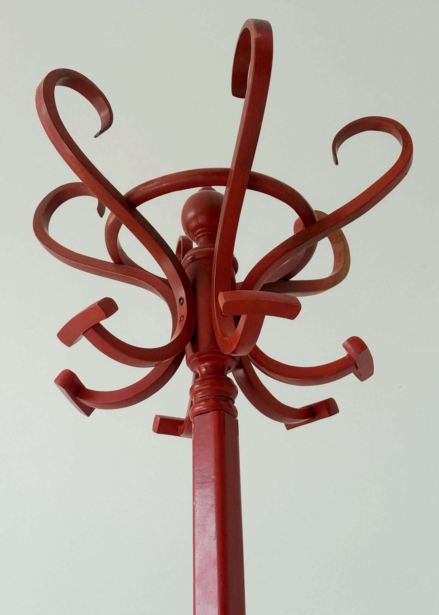Red coat stand in curved wood – Thonet style