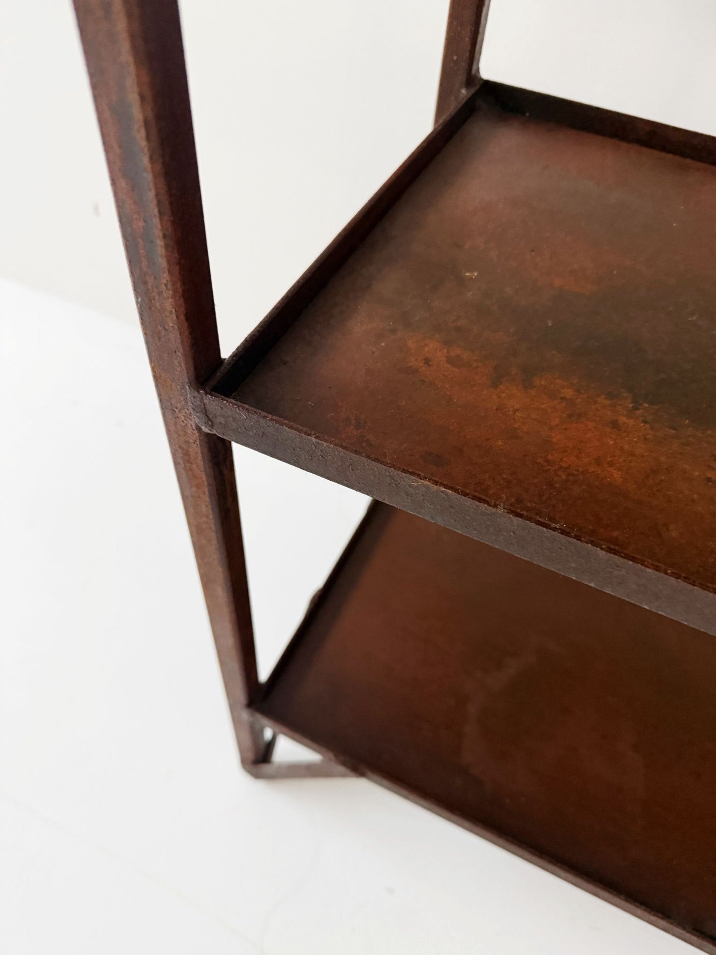 Mobiletto industriale vintage con cassetti in legno e ripiani in metallo – Stile industriale anni '50