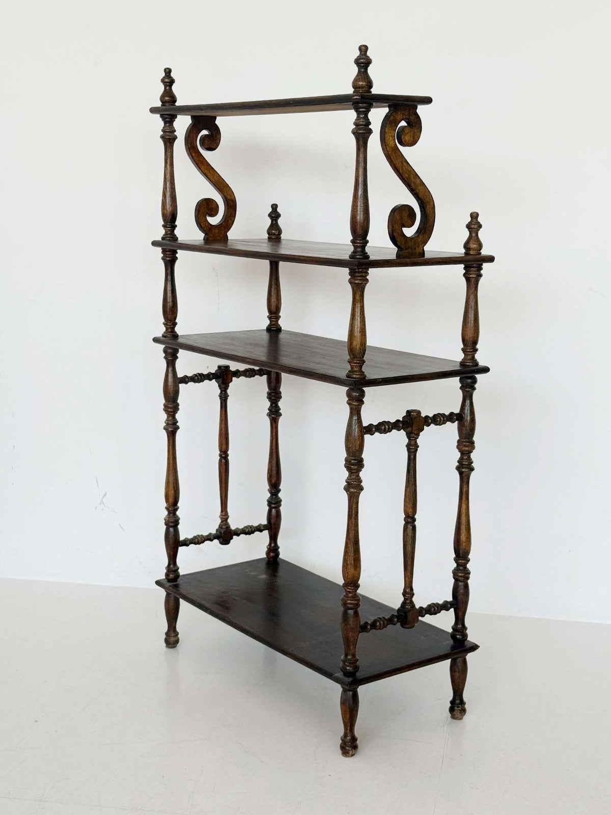 Solid wood English Victorian étagère, late 19th century