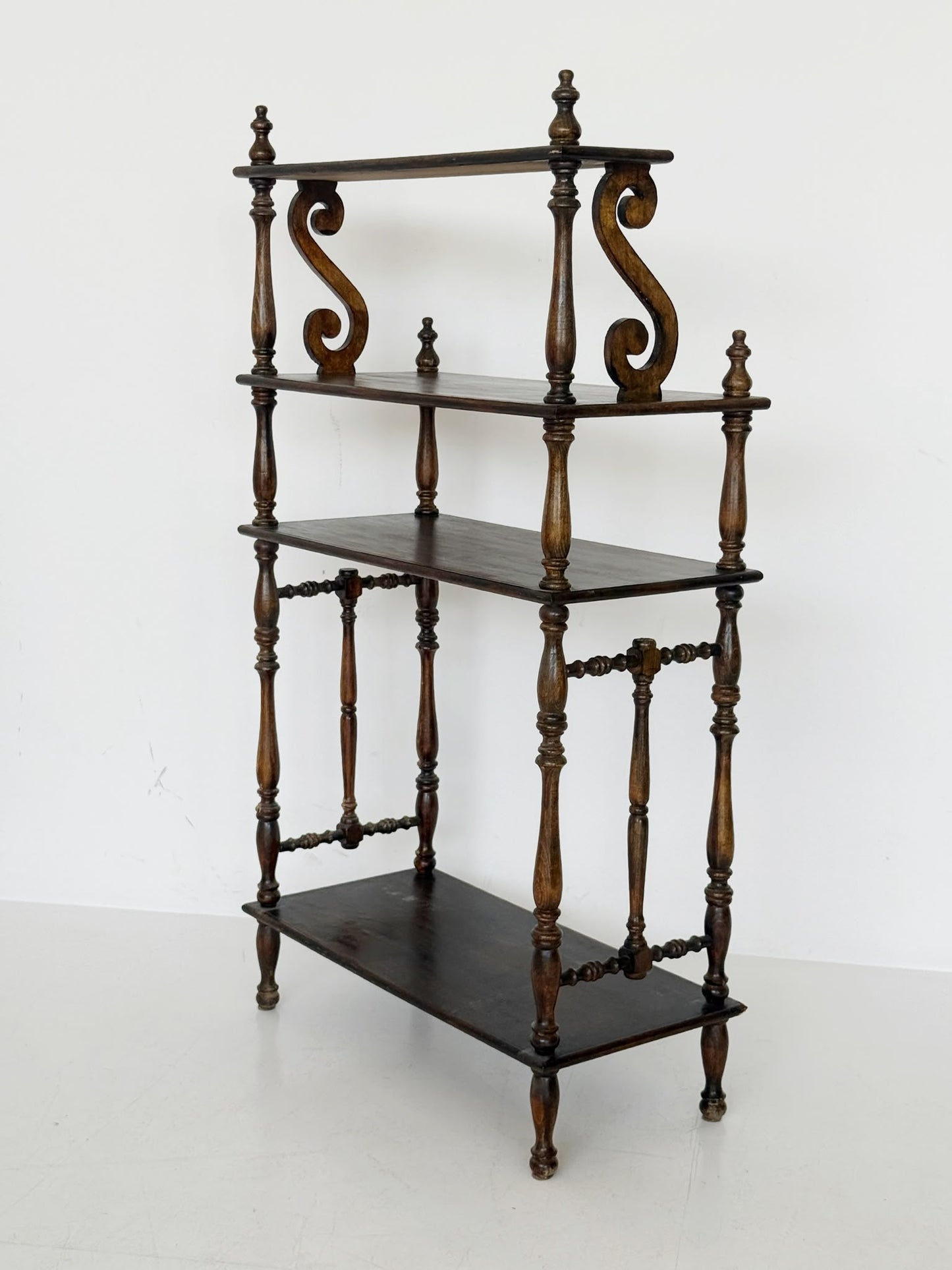 Solid wood English Victorian étagère, late 19th century