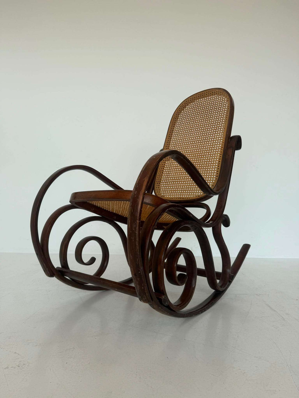 Thonet rocking chair in bentwood beech and cane (Vienna straw), Austria, early 20th century.