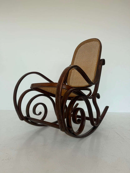 Thonet rocking chair in bentwood beech and cane (Vienna straw), Austria, early 20th century.