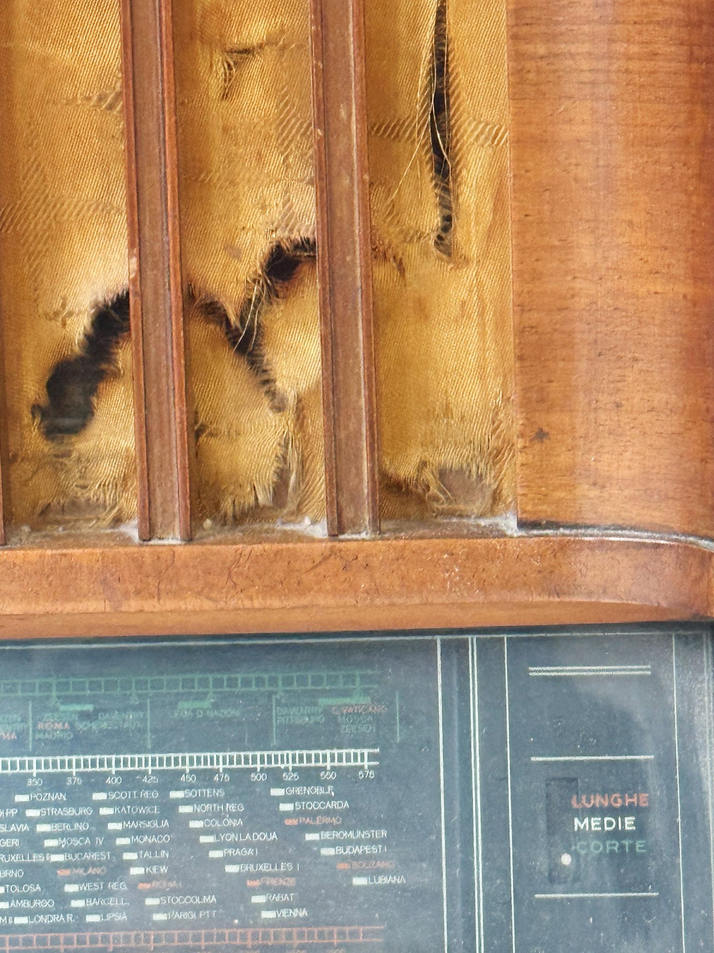 Radio a valvole italiana in legno curvato degli anni '40