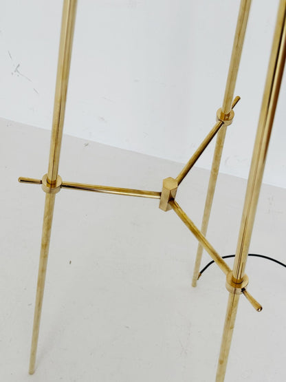 Lampada da terra contemporanea in ottone e vetro opalino