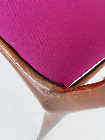 Coppia di sedie italiane in legno anni '50 con tappezzeria fucsia