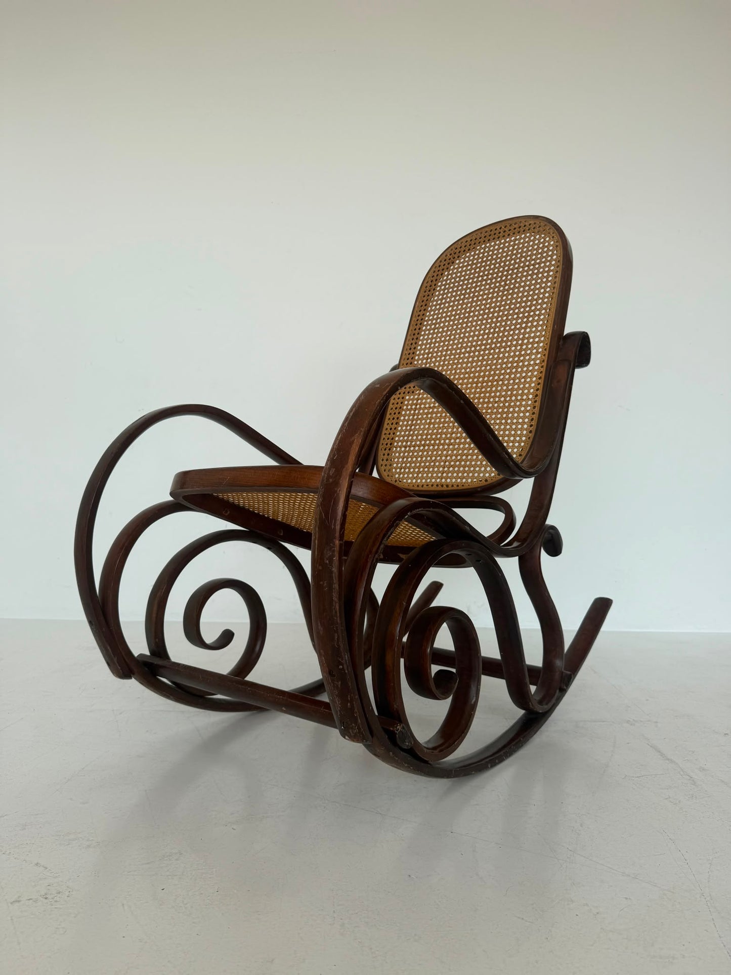 Sedia a dondolo Thonet in faggio curvato e paglia di Vienna, Austria, primi del XX secolo.
