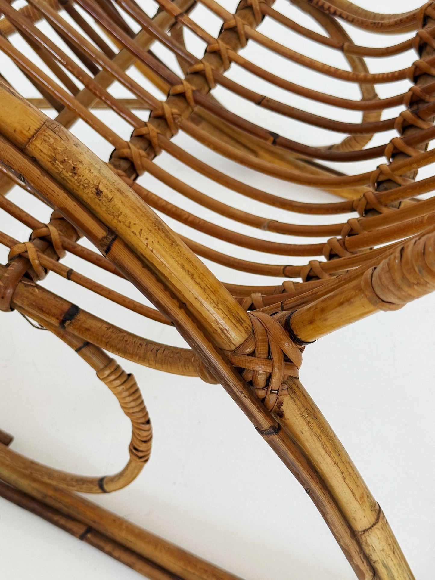 Sedia a dondolo vintage in rattan per bambini