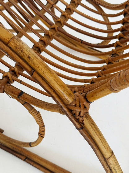 Sedia a dondolo vintage in rattan per bambini