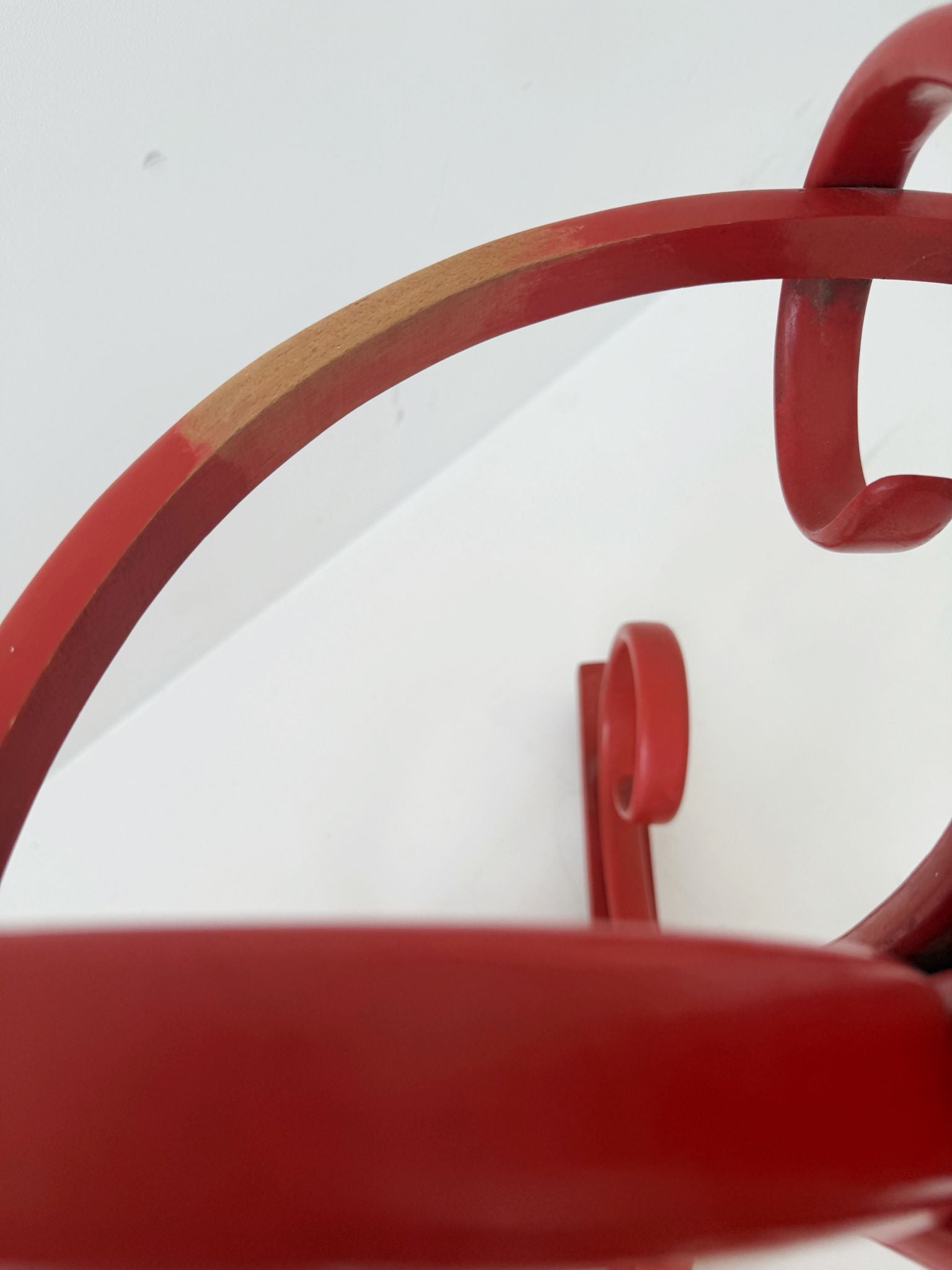 Red coat stand in curved wood – Thonet style